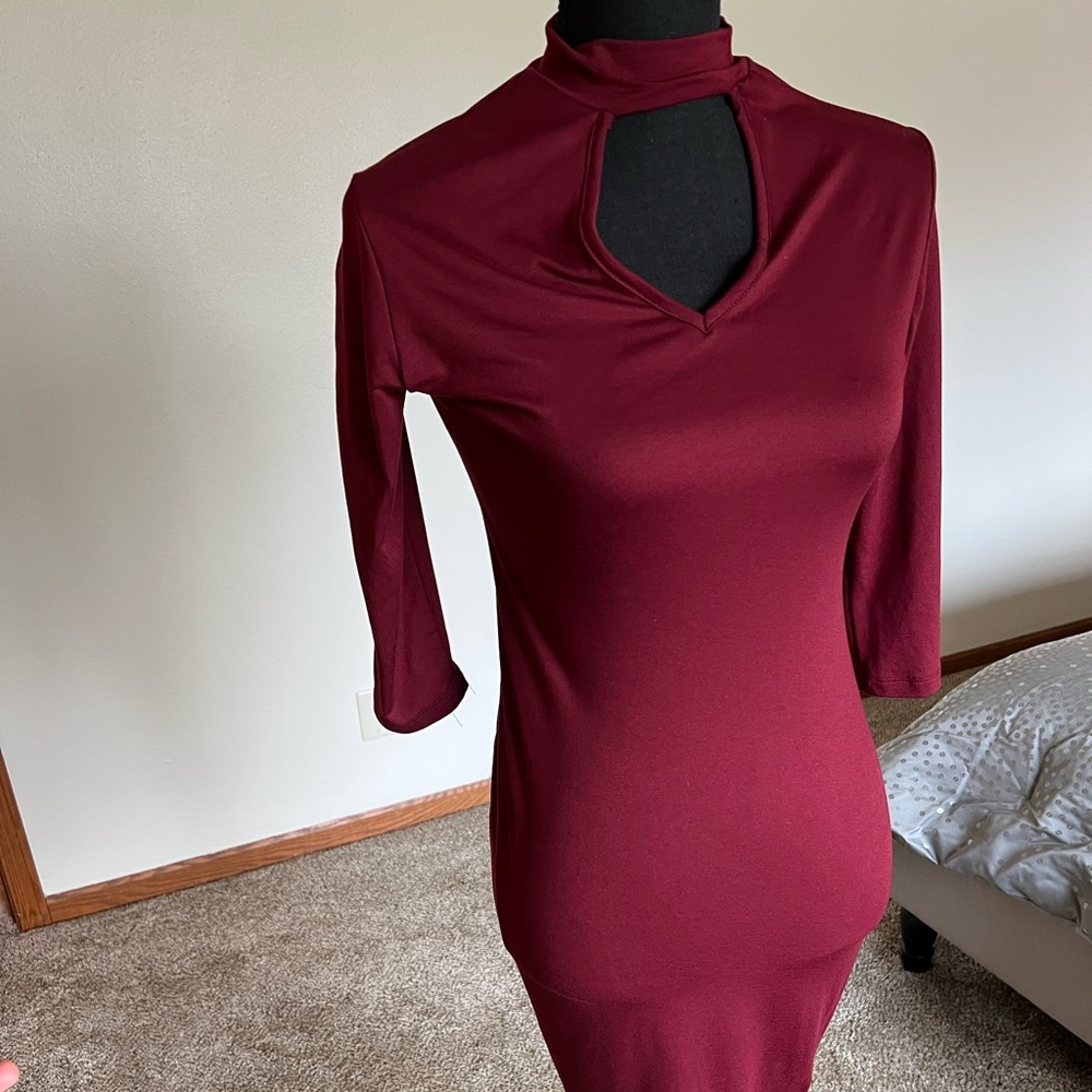 Burgundy body con midi dress